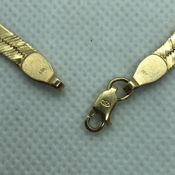 SOLD - 💛 14k Yellow Gold Herringbone Bracelet - Picture 4 of 5